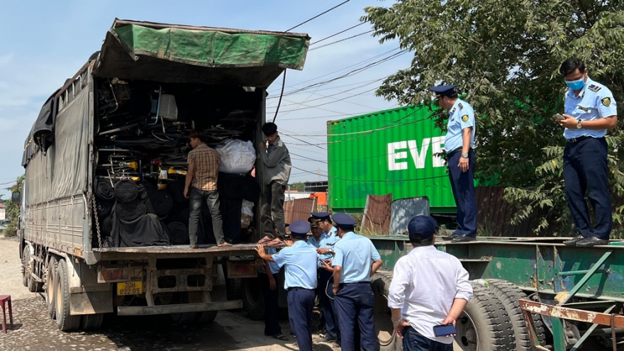 Bình Dương phát hiện hàng ngàn hộp thuốc giảm béo, chai sữa có dấu hiệu hàng giả