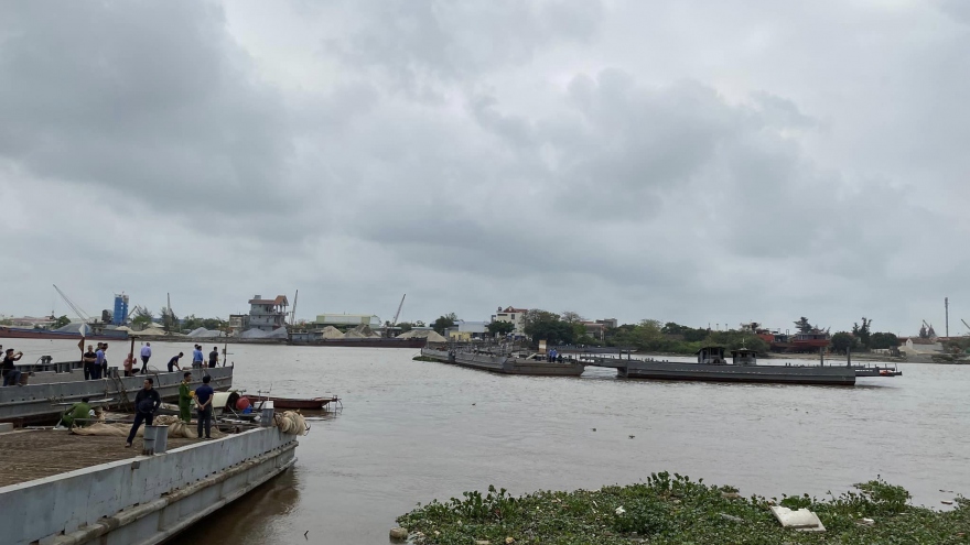 Tàu đâm đứt cáp cầu phao ở Nam Định khiến 1 người rơi xuống sông mất tích