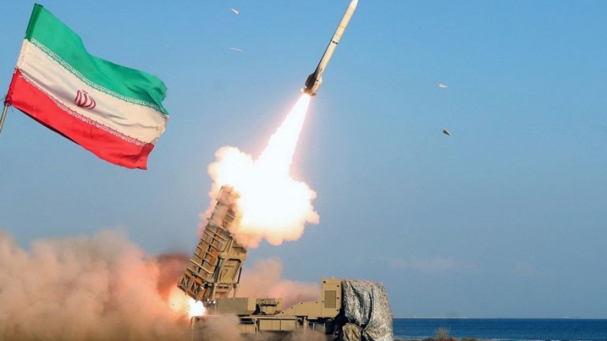 Iran tuyên bố thử thành công tên lửa đạn đạo tầm bắn 1.500km