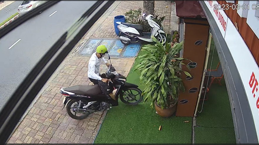 Camera ghi lại cảnh 2 thanh niên bẻ khóa, trộm xe máy trong nháy mắt
