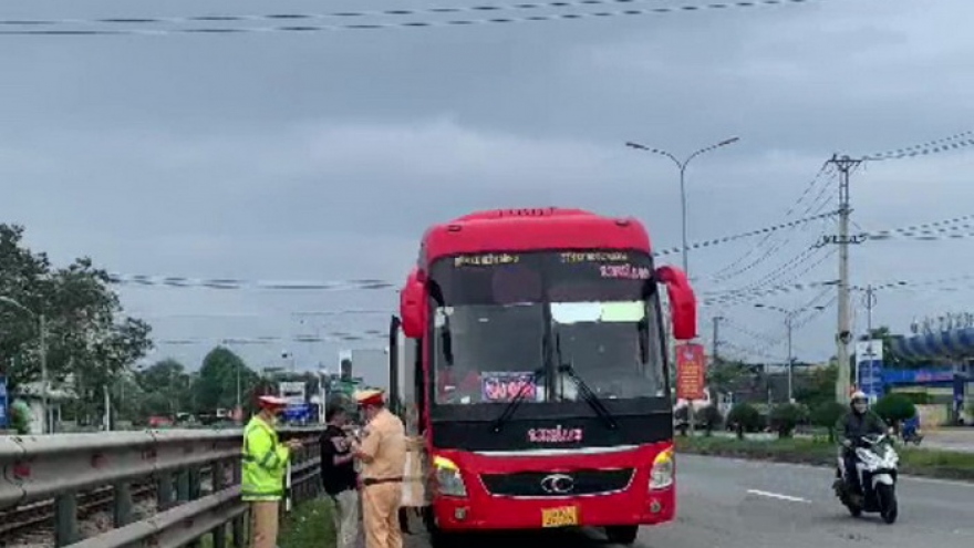 Làm rõ hành vi xe khách nghi sử dụng giấy tờ, tem kiểm định giả