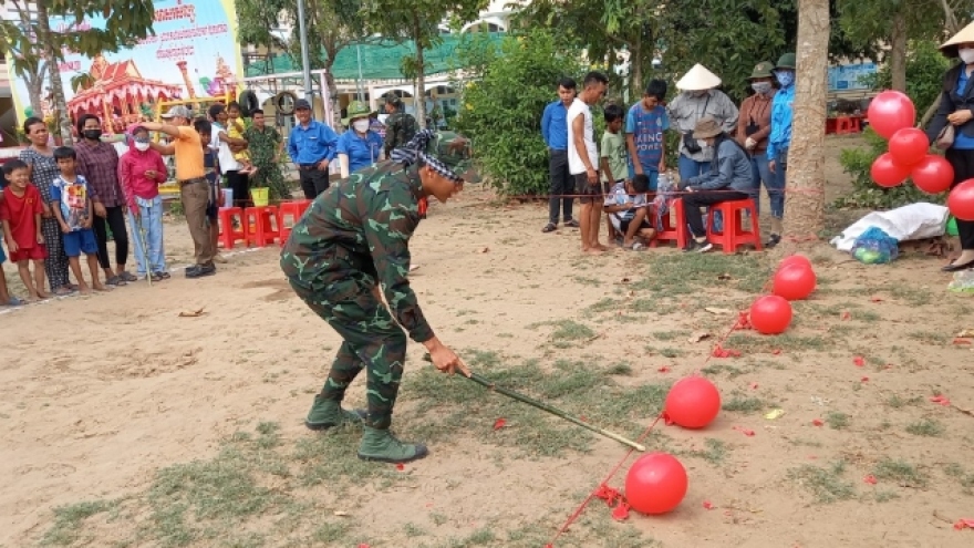 Ấm lòng Tết quân dân đồng bào Khmer