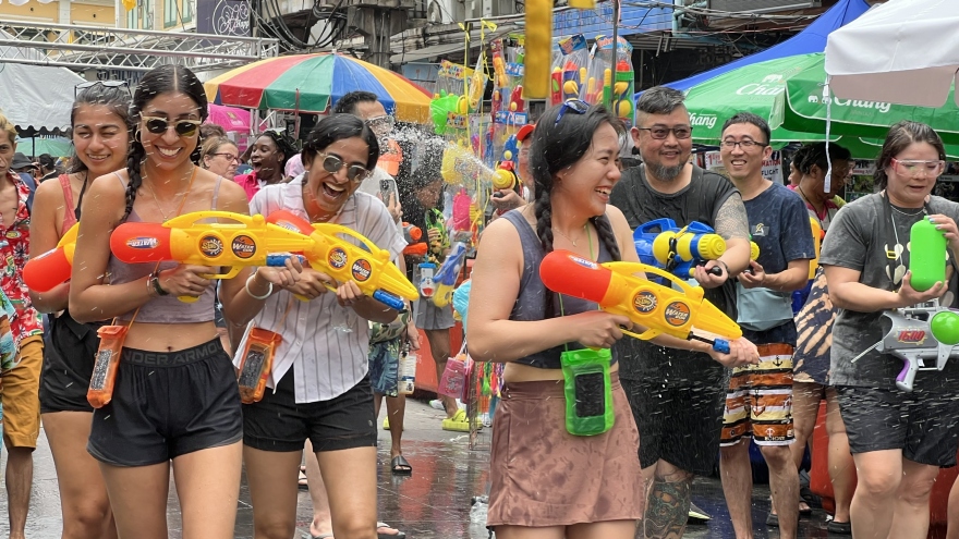 Lễ hội Songkran tưng bừng tại Khaosan (Bangkok) sau 3 năm đại dịch Covid-19