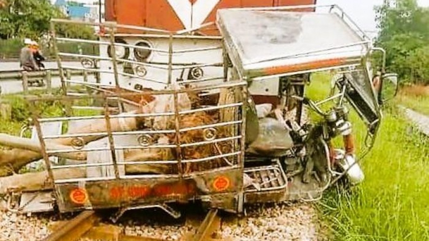 Xe ba bánh va chạm với tàu hỏa khiến 2 người thương vong