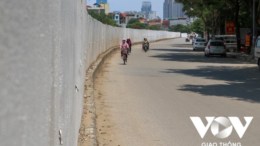 Thi công đường vành đai 2,5: Tự ý rào chắn tường bê tông, ngăn lối đi của người dân