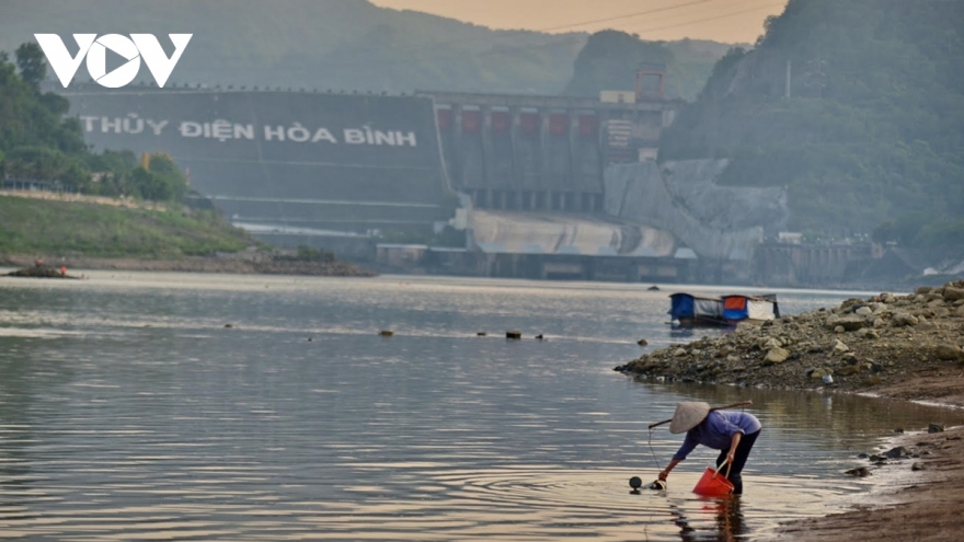 Phát hiện, di dời nhiều quả đạn pháo ở hạ lưu khi sông Đà cạn trơ đáy