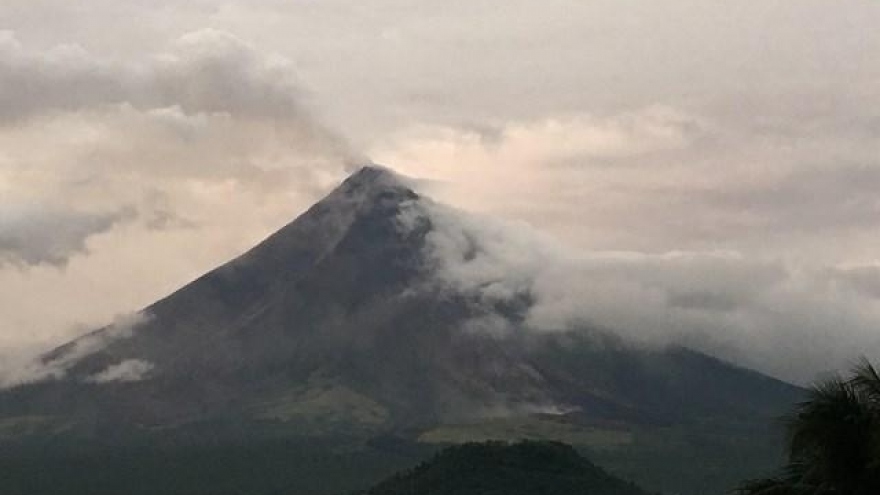 Philippines nâng cảnh báo núi lửa Mayon lên mức "khó kiểm soát"