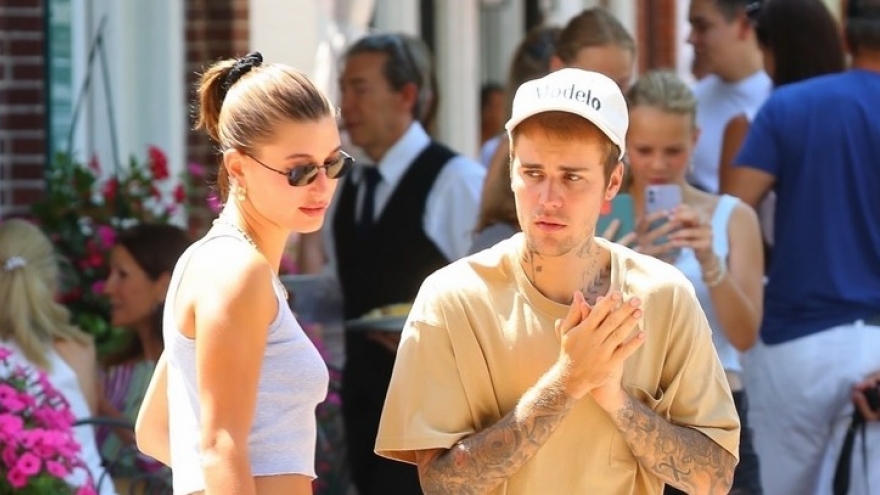 Vợ chồng Justin Bieber - Hailey Baldwin vui vẻ đi ăn trưa cùng bạn bè