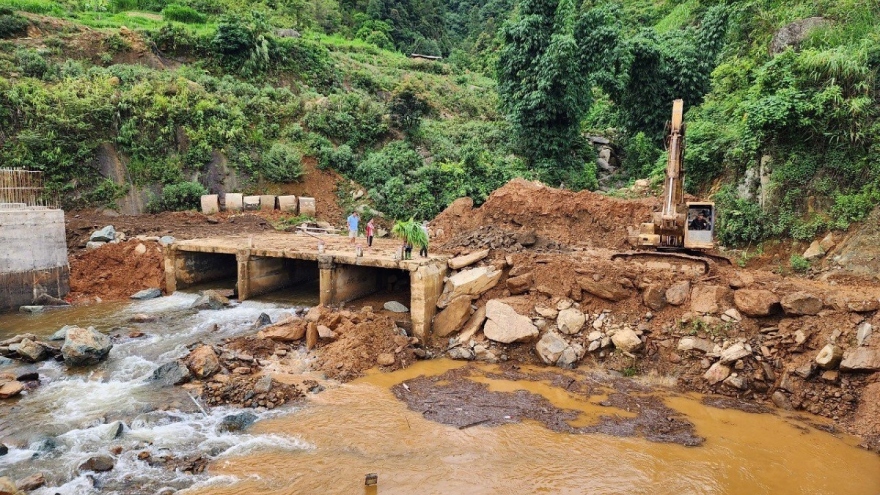 Nước cuốn trôi 1 đoạn đường, giao thông ách tắc trên tỉnh lộ 112 ở Sơn La