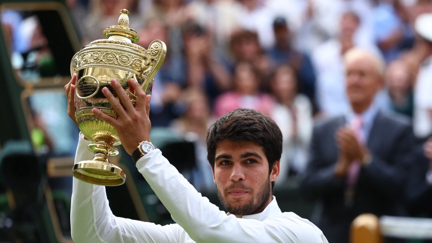 Carlos Alcaraz hạ gục Djokovic, lần đầu vô địch Wimbledon