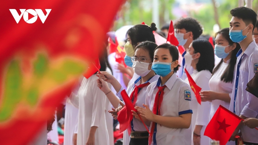 Thu phí đầu năm học: Đừng để mãi là gánh nặng