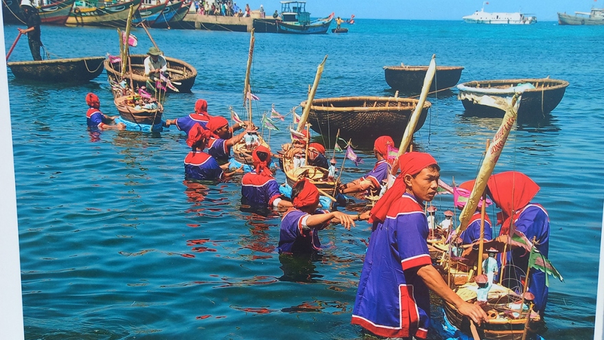 Triển lãm ảnh “Hoàng Sa - Trường Sa trong lòng Quảng Ngãi”