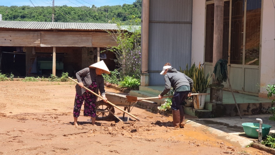 Thi công Quốc lộ 19 qua Gia Lai: Nhà dân ngập trong bùn đất