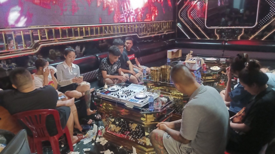 Công an đột kích quán karaoke, phát hiện 32 người dương tính với ma túy