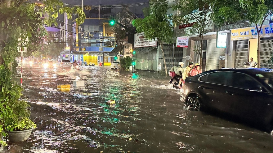 Mưa lớn bất ngờ, nhiều tuyến đường ở thành phố Quy Nhơn ngập cục bộ