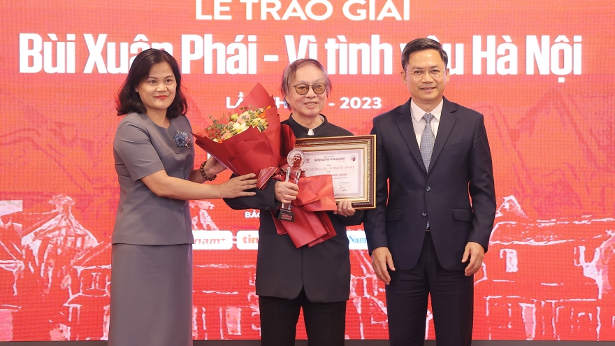 NSND Đặng Nhật Minh nhận Giải thưởng Lớn Bùi Xuân Phái - Vì tình yêu Hà Nội 2023