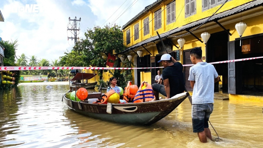 Đợt lũ lớn nhất từ đầu năm, người dân Hội An bơi thuyền đi lại trong khu phố cổ