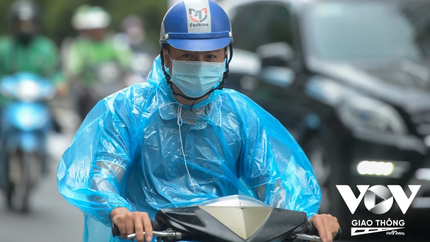Hà Nội giảm nhiệt sâu, người dân trùm áo mưa tránh rét