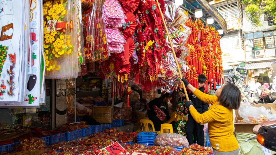 Chưa qua Giáng sinh, đồ trang hoàng Tết đã được bày bán