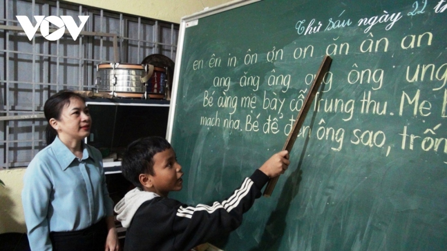 Bình Phước hỗ trợ người dân vùng đồng bào DTTS tham gia học xóa mù chữ
