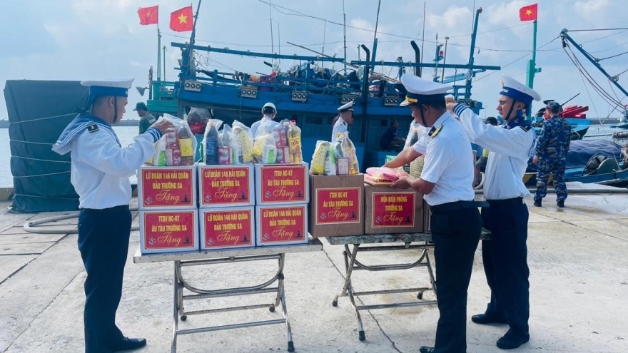 Đảo Trường Sa tặng quà cho ngư dân vào tránh gió mùa