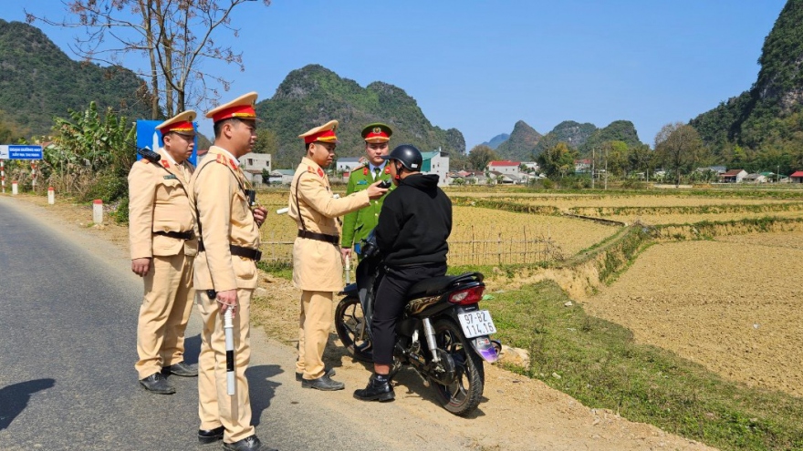 Xử phạt hàng trăm triệu đồng các đối tượng “báo chốt” kiểm soát giao thông