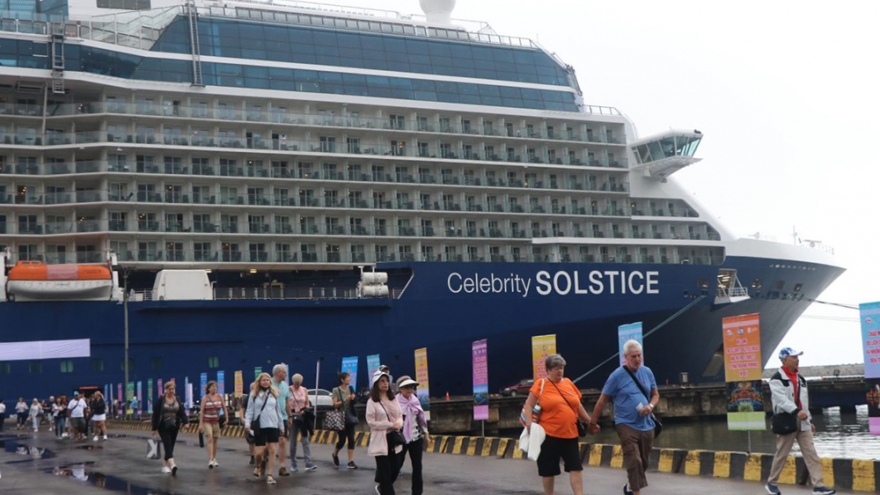 Tàu du lịch quốc tế Celebrity Solstice đưa 3.000 du khách cập cảng Chân Mây