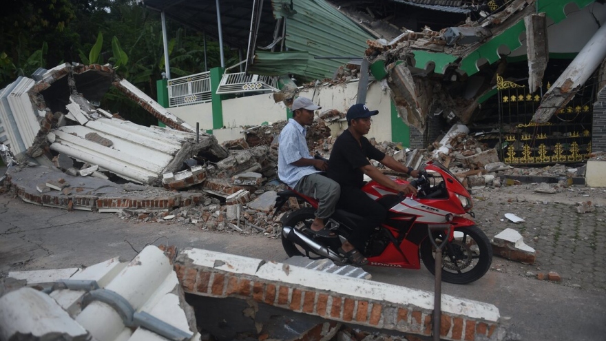 Động đất tại Indonesia khiến hàng ngàn ngôi nhà hư hại, hơn 15.000 người phải sơ tán