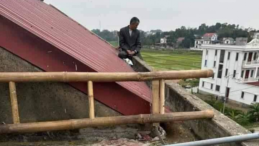 Bắc Giang: Nghi án chồng dùng dao tấn công vợ và mẹ vợ rồi cố thủ trên nóc nhà