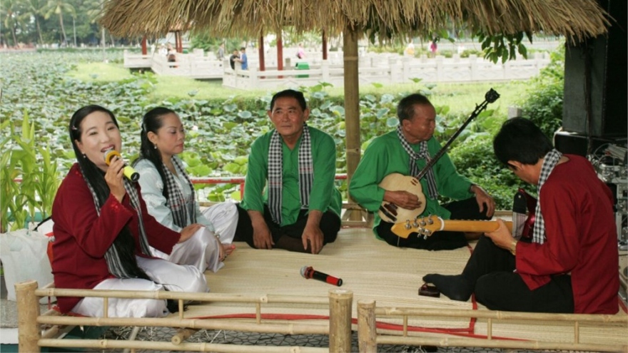 Còn thương hai tiếng "đờn ca"