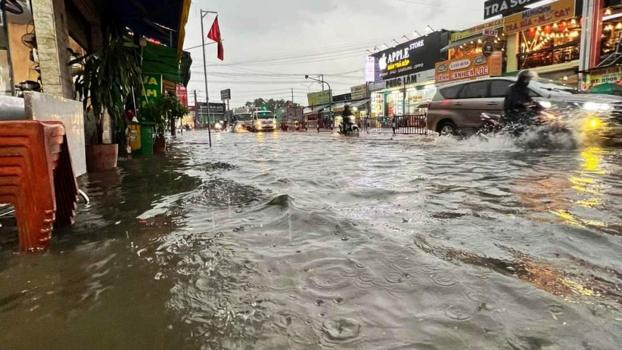 Đường phố Bình Dương chìm trong biển nước sau mưa lớn, người dân bì bõm về nhà