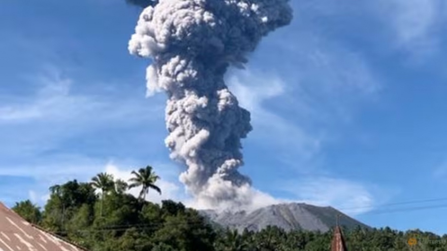 Núi lửa Ibu ở Indonesia phun trào, người dân từ 7 ngôi làng sơ tán