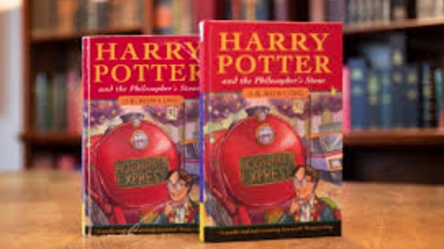 Bìa Harry Potter đầu tiên được bán với giá kỷ lục 1,9 triệu USD