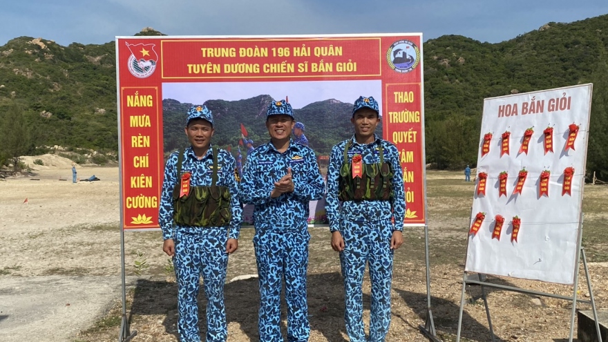 Trung đoàn tàu ngầm 196 Hải quân tổ chức kiểm tra bắn đạn thật