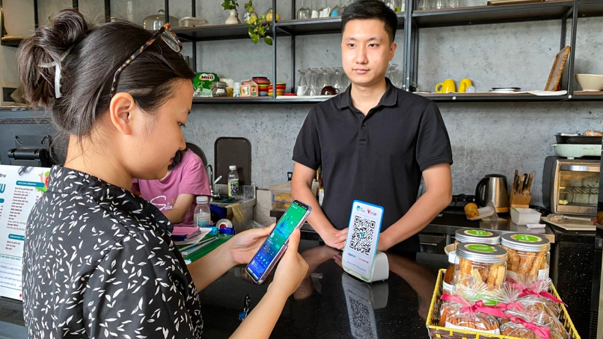 Thanh toán QR code phổ biến tại các cửa hàng ở Hà Nội
