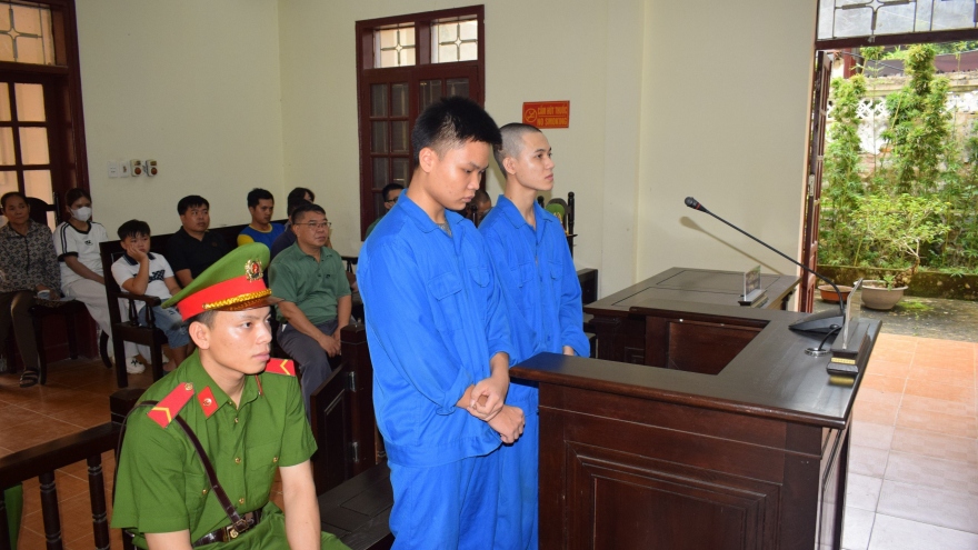 12 năm tù cho 2 thanh niên vô cớ dùng kiếm chém người đi đường ở Sơn La