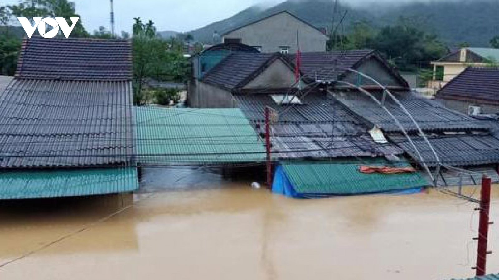 Bộ đội, công an dầm mình trong lũ cứu dân khỏi những ngôi nhà ngập sâu