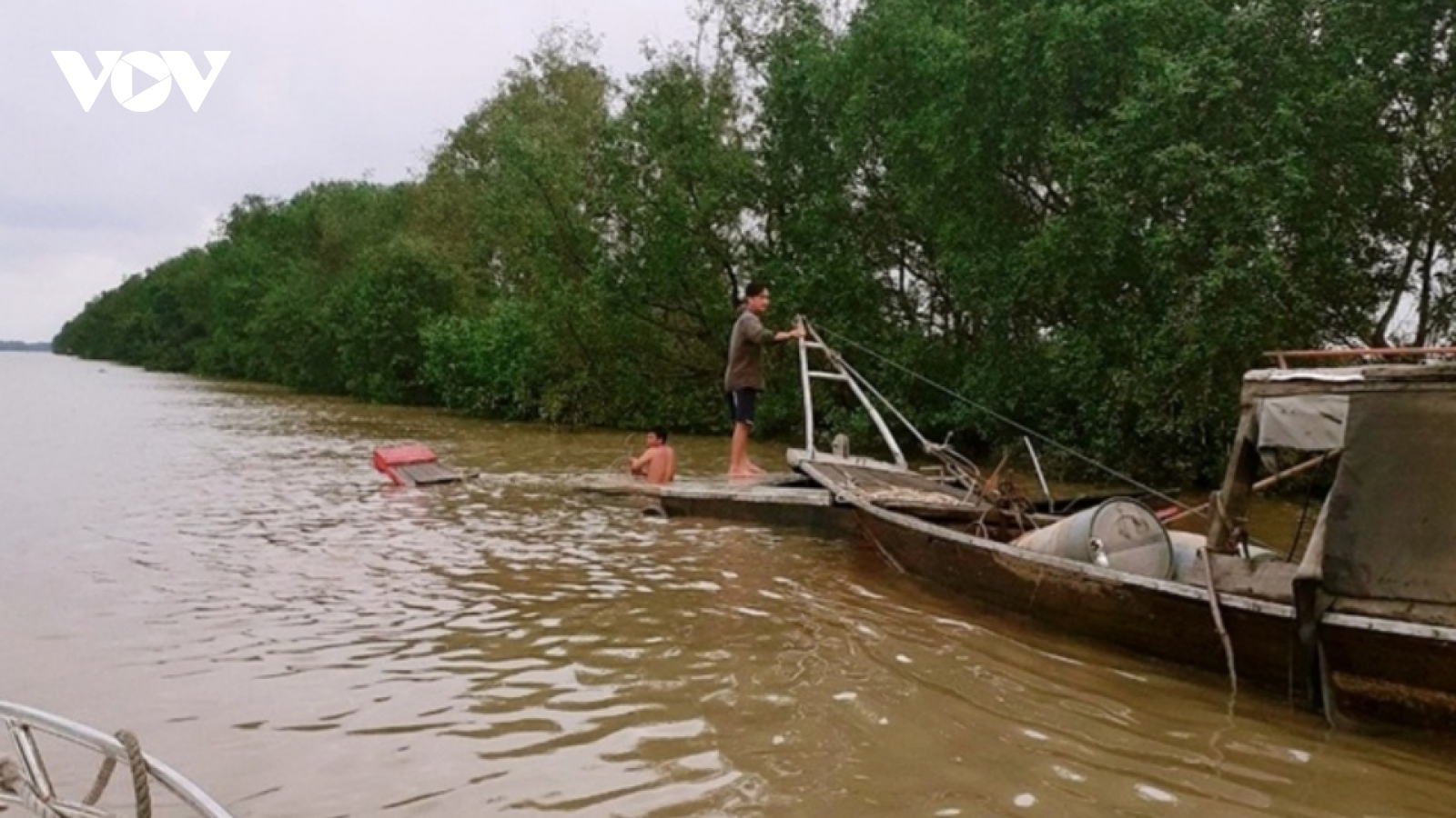 Cứu hai ngư dân bị chìm ghe trên sông Soài Rạp