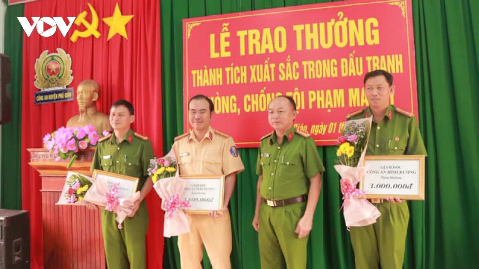 Khen thưởng lực lượng triệt phá cơ sở sản xuất ma túy “khủng” ở Bình Dương