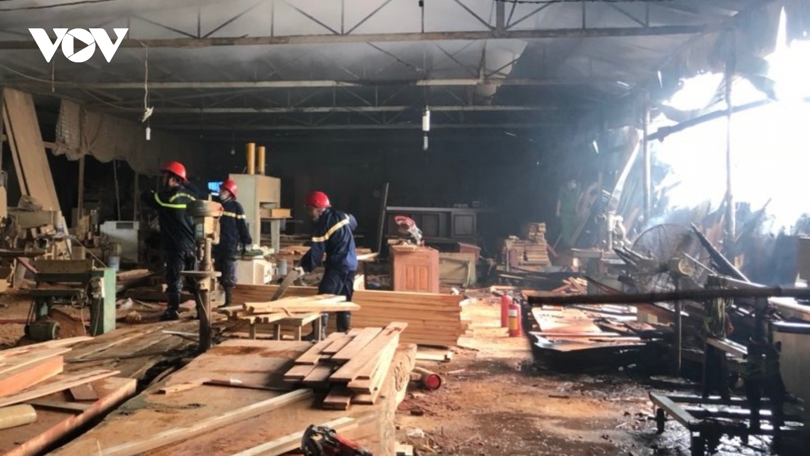 Xưởng gỗ bốc cháy ngùn ngụt ở TPHCM