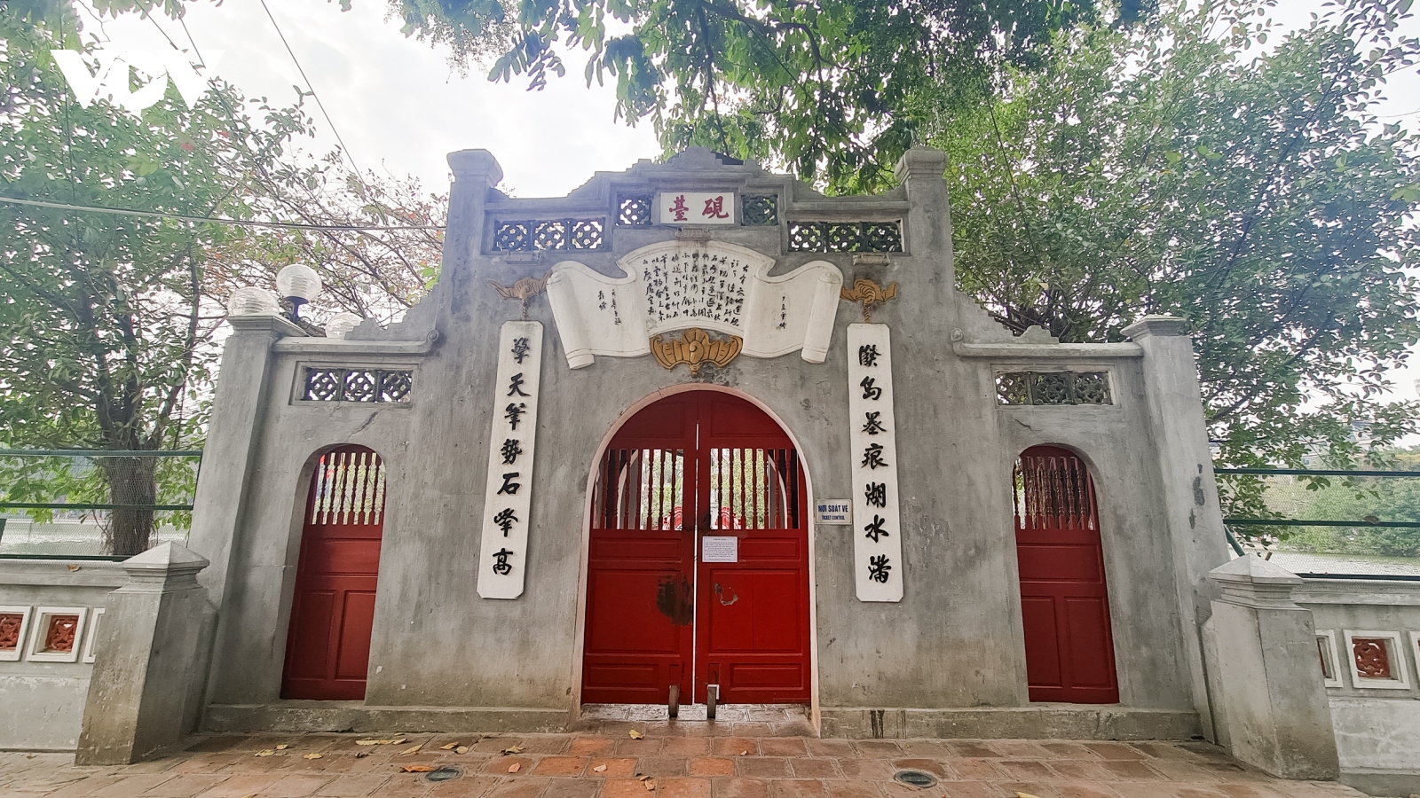 Đền chùa ở Hà Nội "cửa đóng, then cài", vắng lặng trong ngày đầu đi làm sau Tết