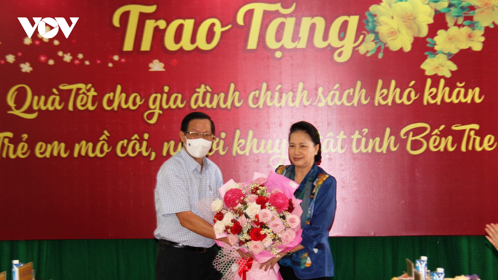 Chủ tịch Quốc hội tặng quà Tết cho hộ nghèo, trẻ mồ côi ở Bến Tre