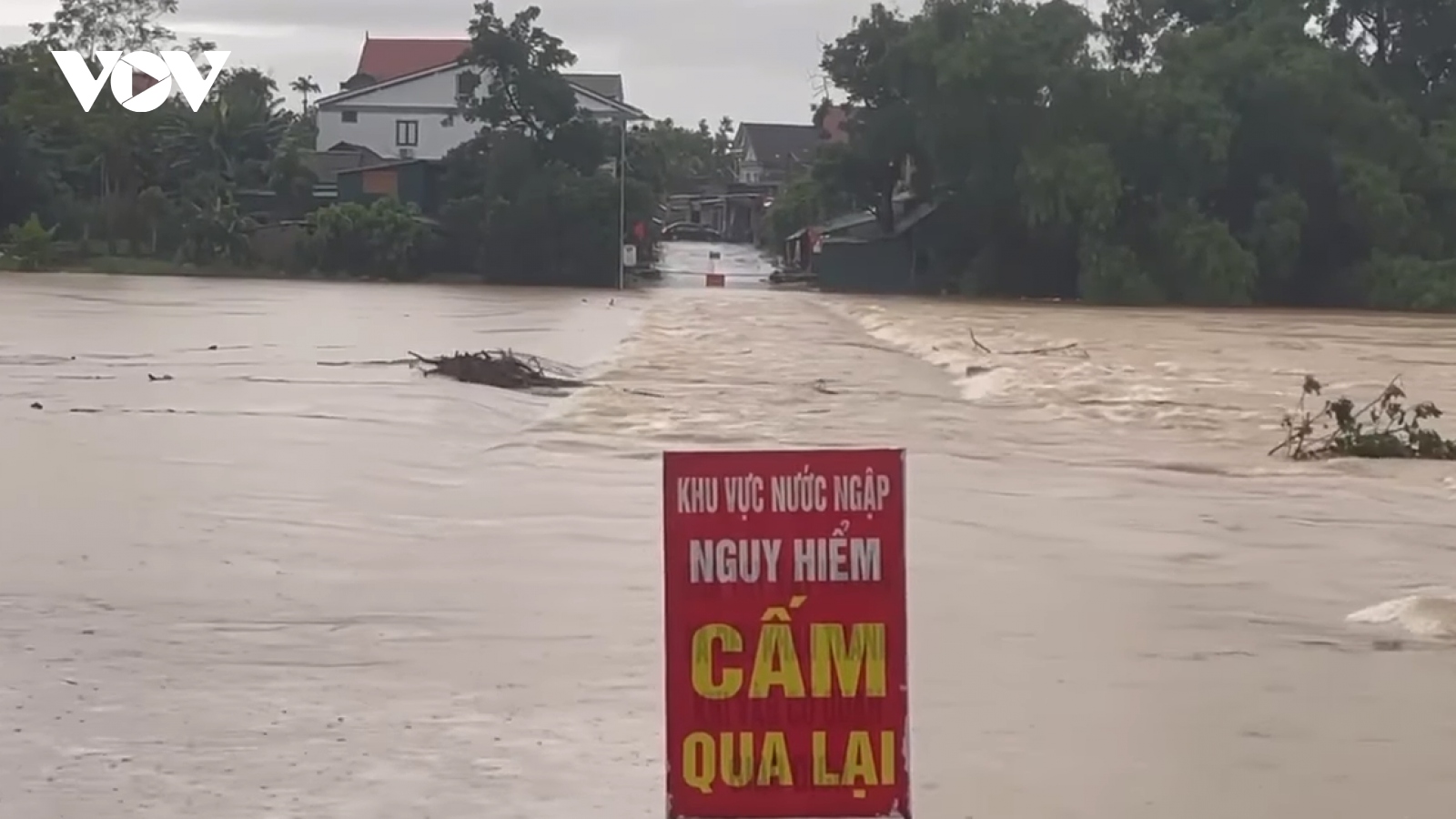 Mưa lớn, đất đá đổ sập vào nhà dân khiến 2 cháu nhỏ bị thương ở Hà Tĩnh