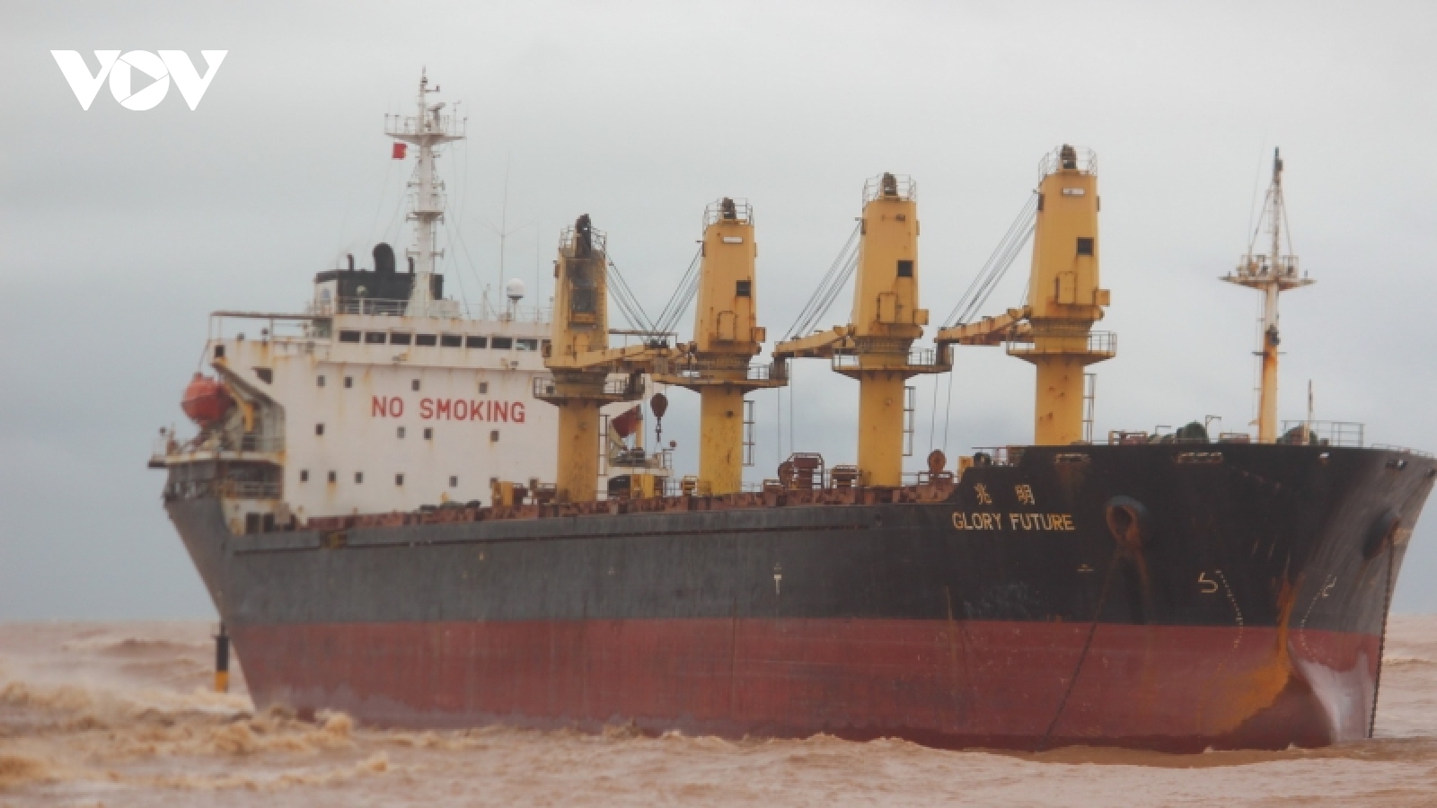 Giải cứu tàu hàng nước ngoài cùng 20 thuyền viên mắc cạn tại Quảng Trị