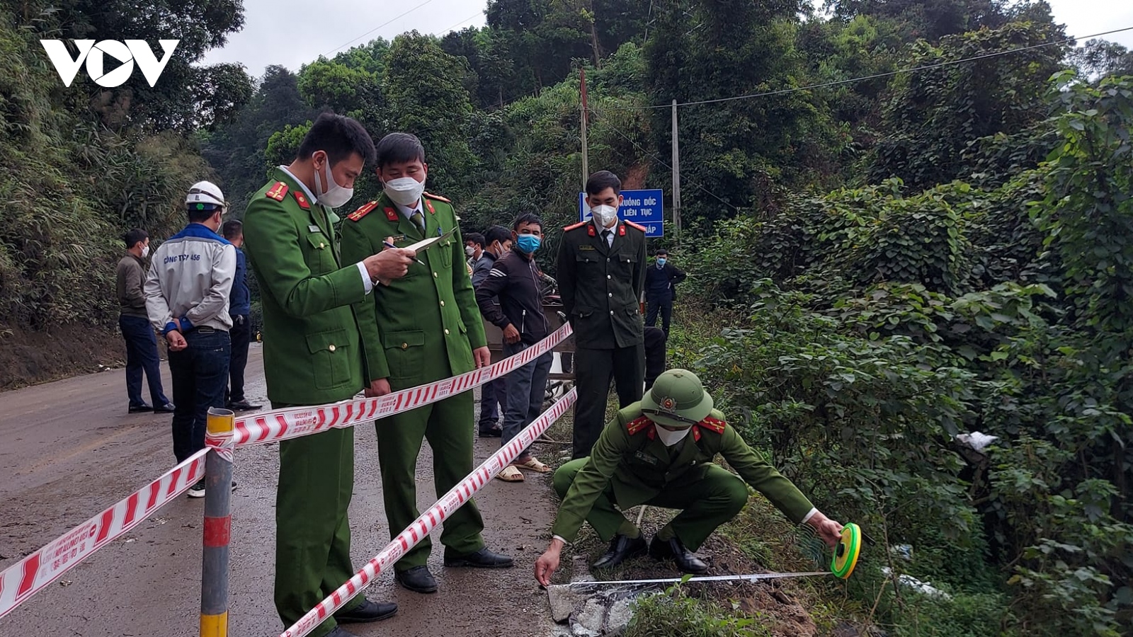 Kinh hoàng, xe đầu kéo rơi xuống vực sâu hàng chục mét ở Hà Tĩnh