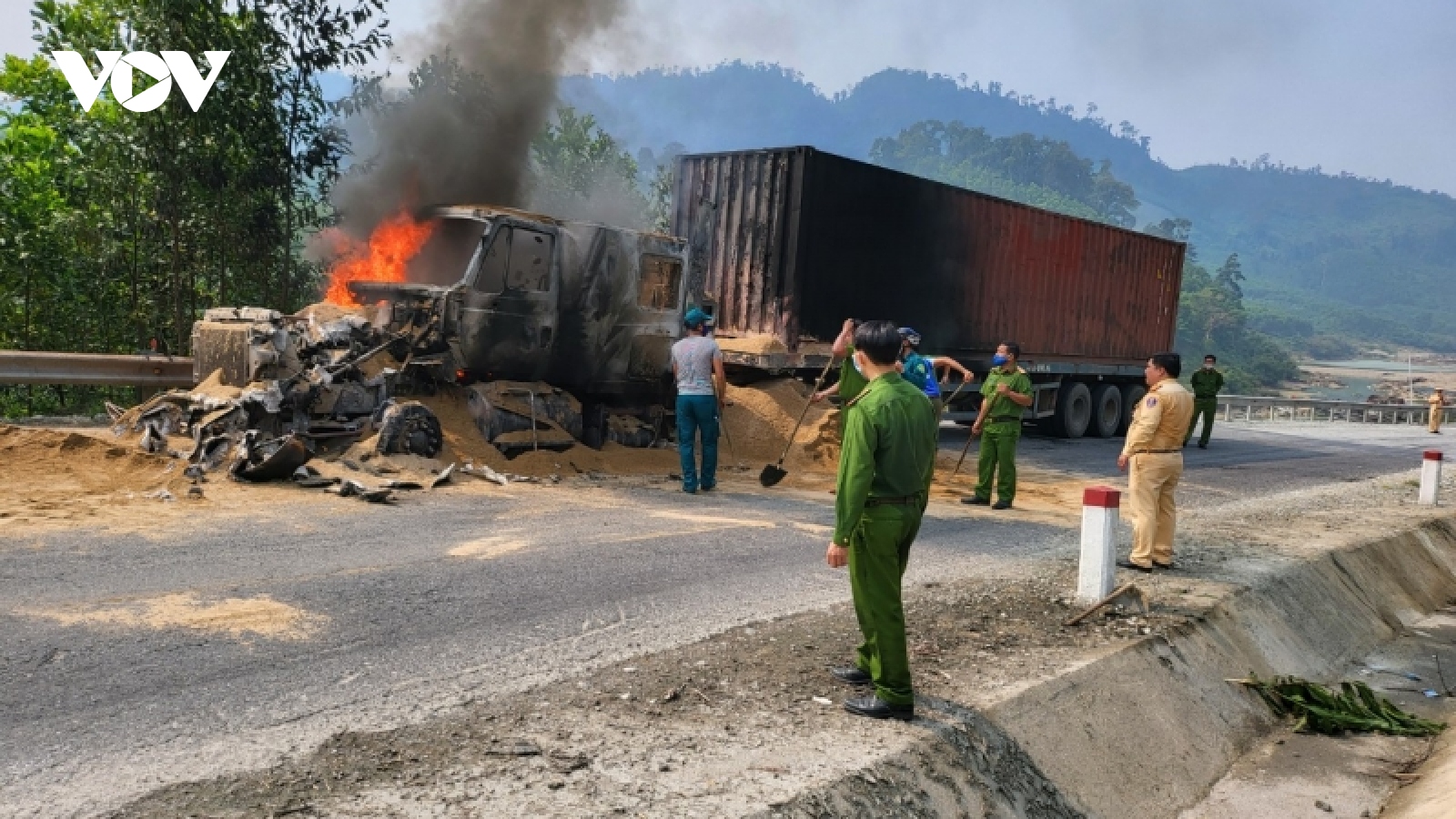 Cháy xe container chở gỗ trên đường Hồ Chí Minh