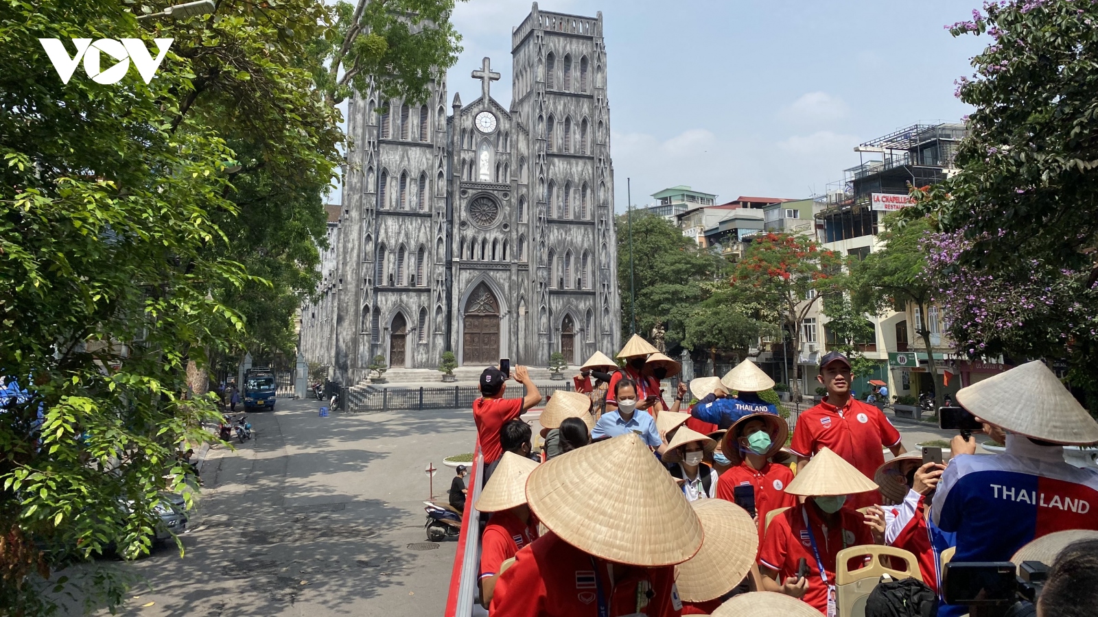 Đoàn VĐV Thái Lan thích thú tham quan Hà Nội trên xe buýt 2 tầng