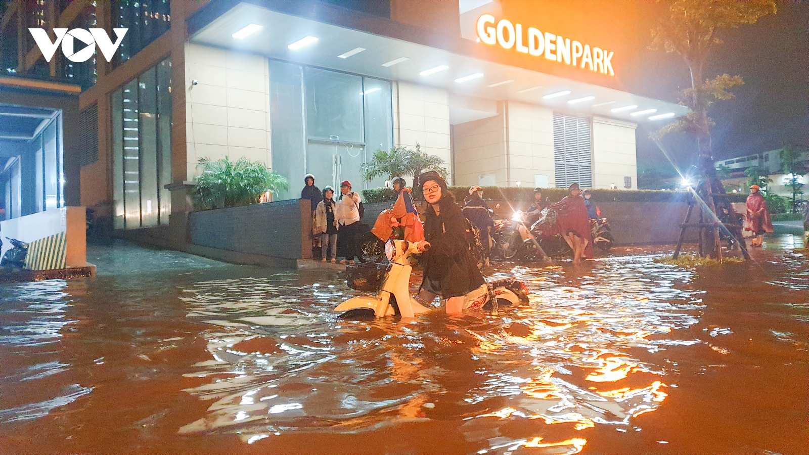 Sau trận mưa lớn, nhiều đường phố Hà Nội lại mênh mông nước