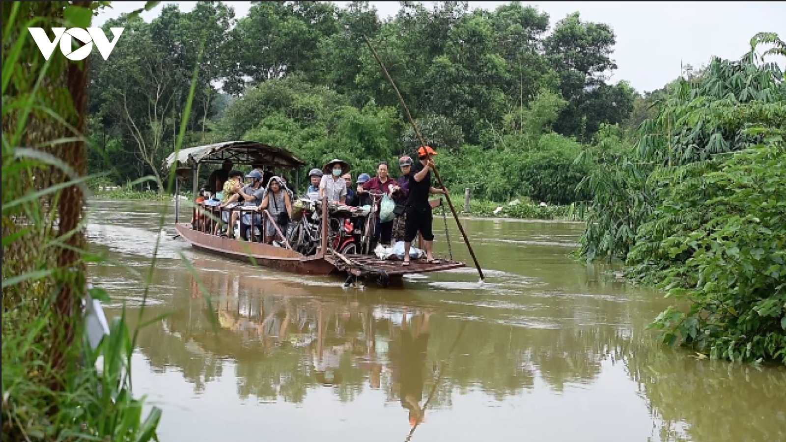 Người dân bãi giữa sông Hồng chật vật dùng đò đi lại vì thủy điện Hòa Bình xả lũ