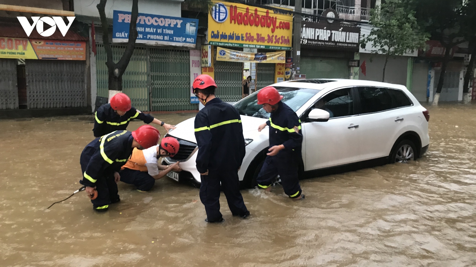 Bộ đội, công an...dầm mưa ứng cứu người dân TP Sơn La giữa "biển nước"